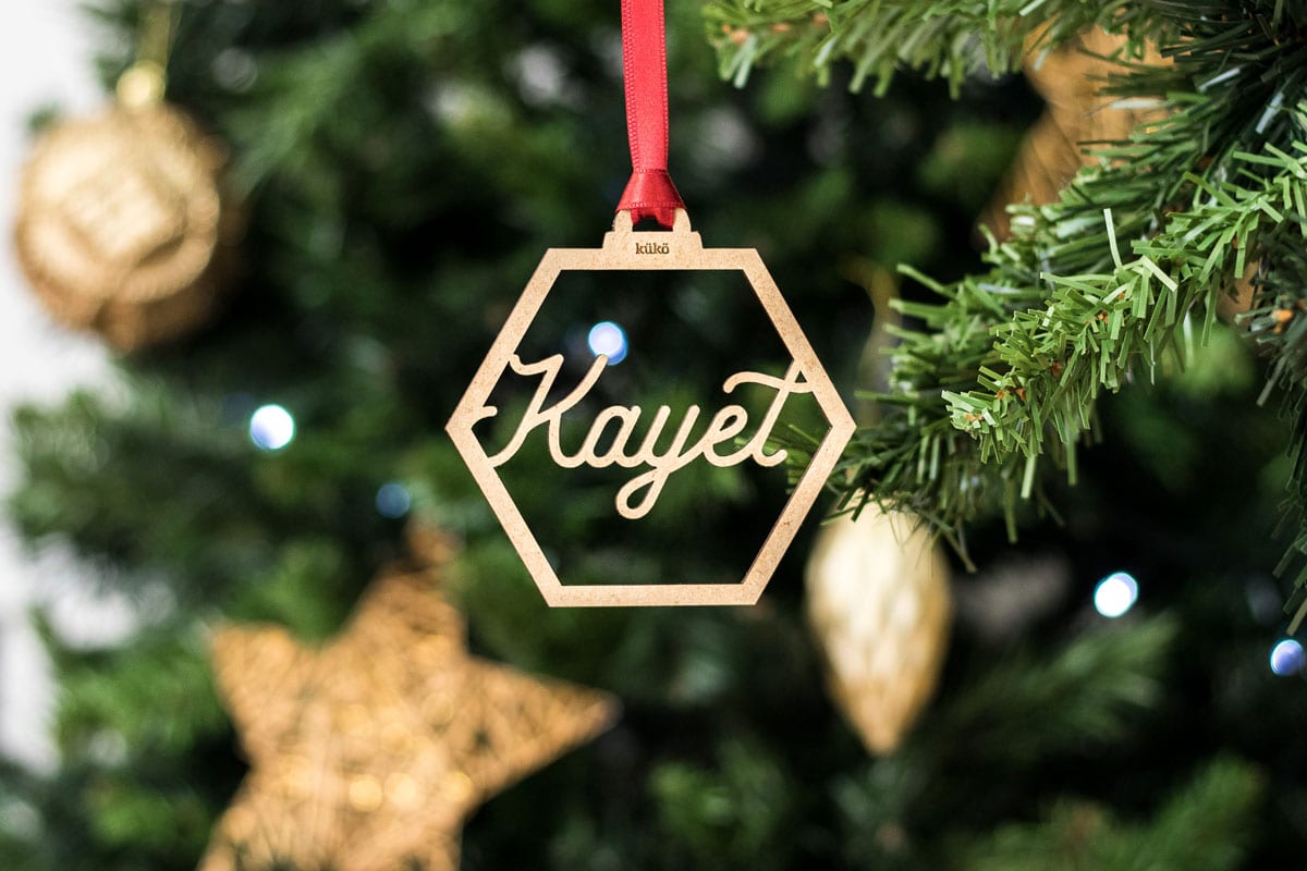 Bola-de-navidad-hexagono-silueta-madera-kuko-studio.jpg