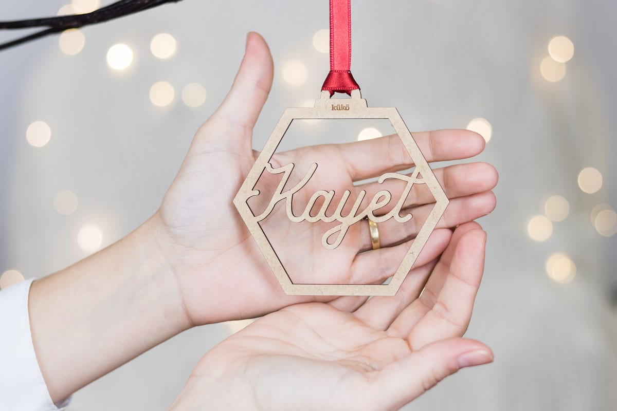 Bola-de-navidad-hexagono-silueta-madera-kuko-studio2.jpg