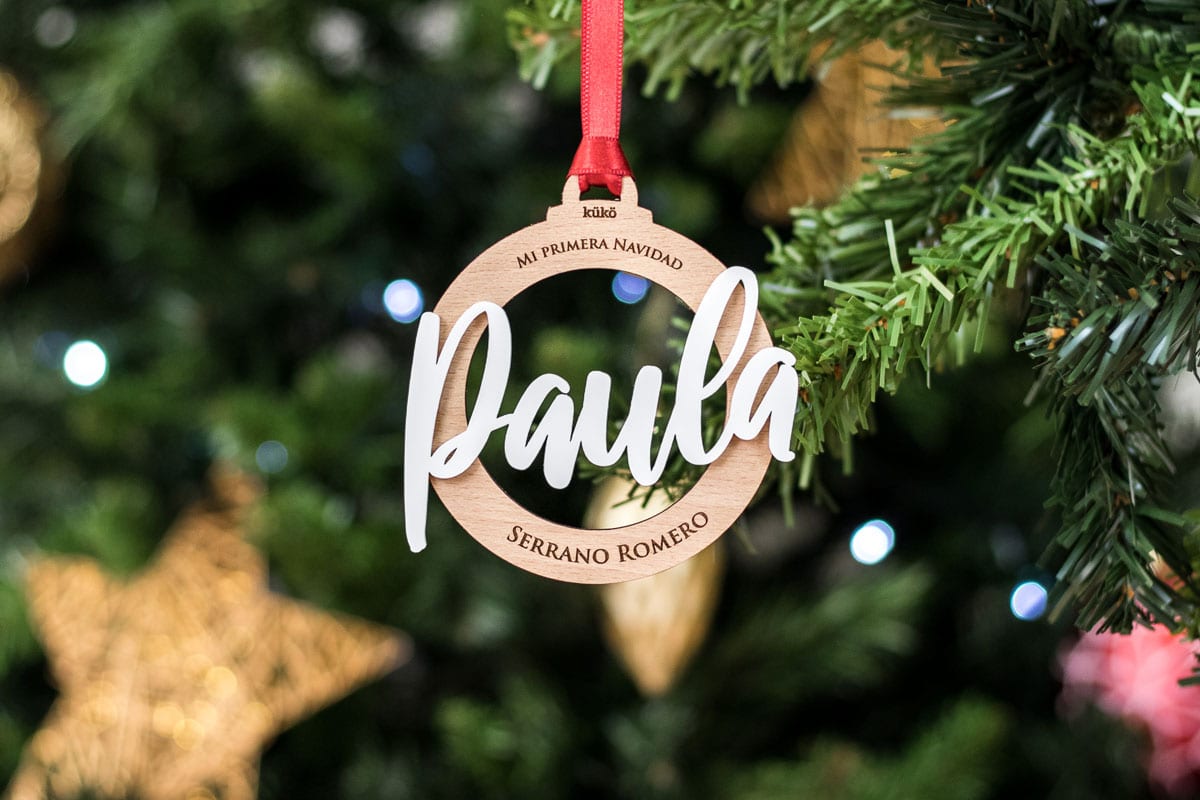 Kuko Studio - Bola de Navidad de madera personalizada (circular) Bola de Navidad de madera, personalizada con nombre y frase.
