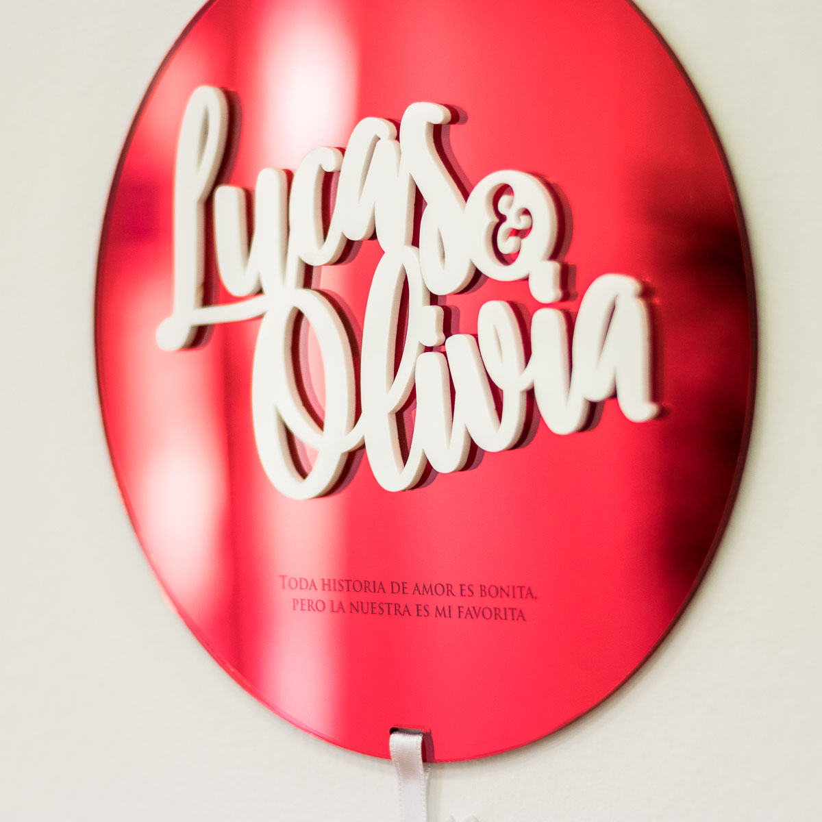 KUKO_STUDIO_placa_NOMBRE-espejo-rojo-letras.jpg
