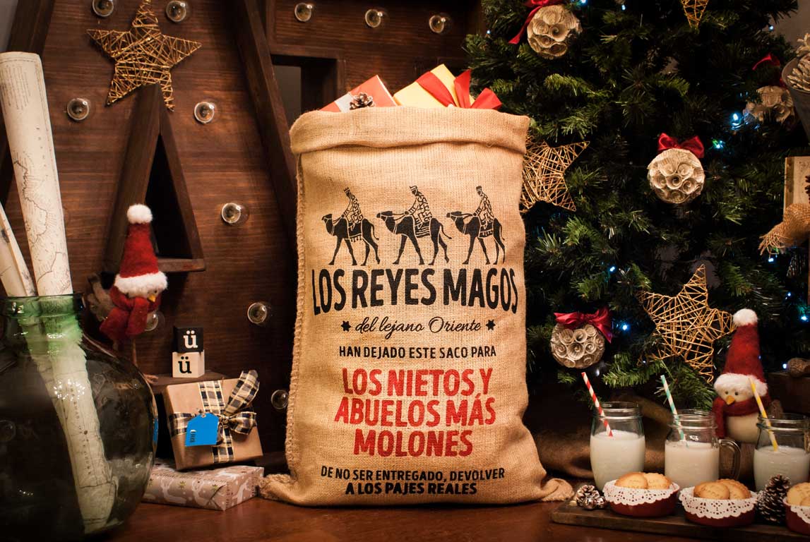 Kuko Studio - Saco de tela de los reyes magos (1) Saco de tela de alta calidad y acabados reforzados con dibujo de los reyes magos.