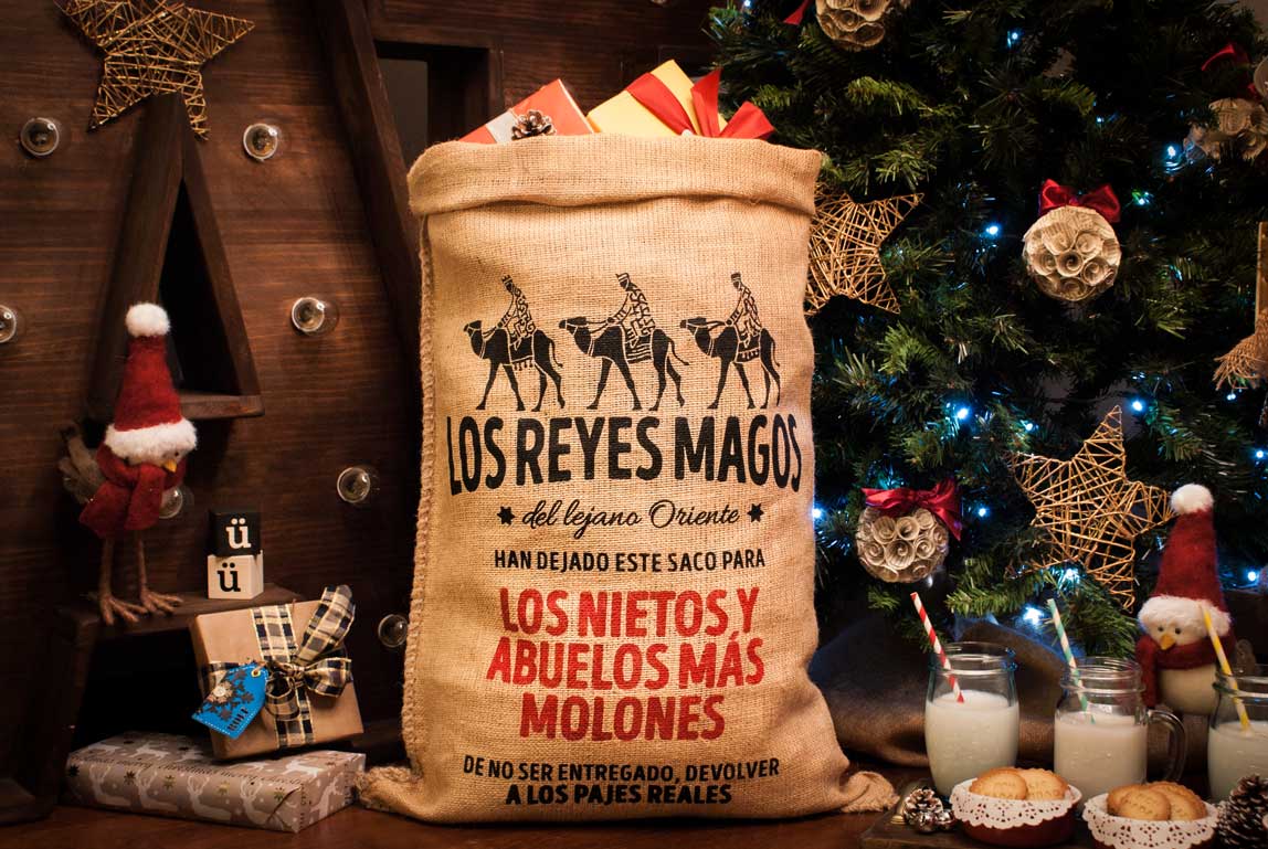 Kuko Studio - Saco de tela de los reyes magos (3) Saco de tela de alta calidad y acabados reforzados con dibujo de los reyes magos.