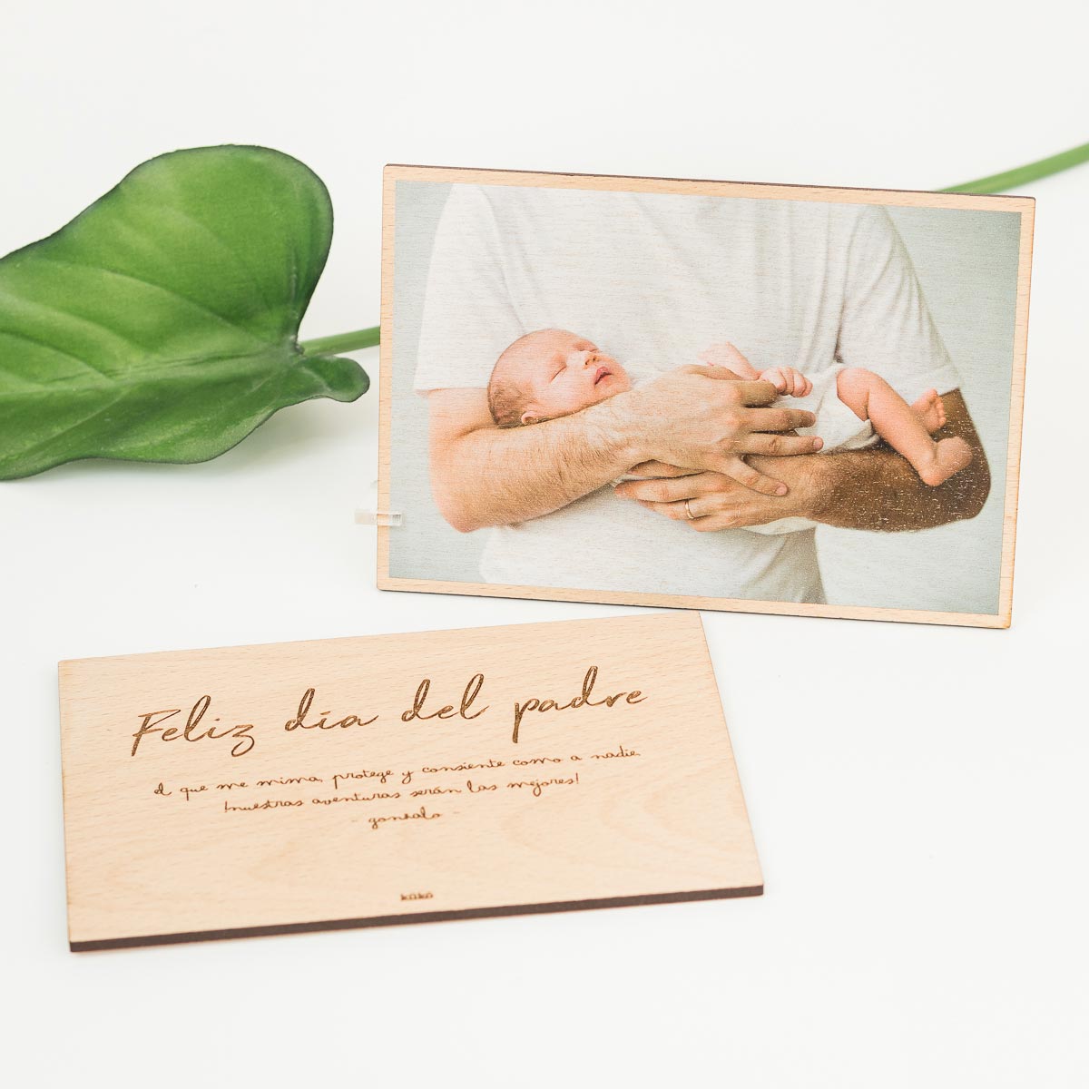 Kuko Studio – Foto de madera doble cara para día del padre Foto de madera de doble cara personalizada con una felicitación para el día del padre.