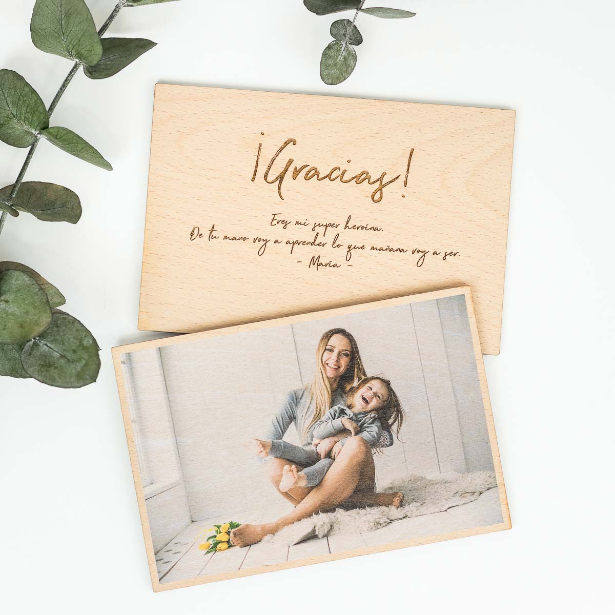 Kuko Studio – Foto de madera doble cara para día de la madre Foto de madera de doble cara personalizada con una felicitación para el día de la madre.