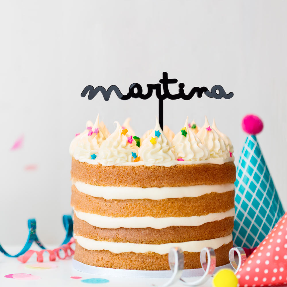 Pastel-topper-nombre-infantil-negro-kuko-studio