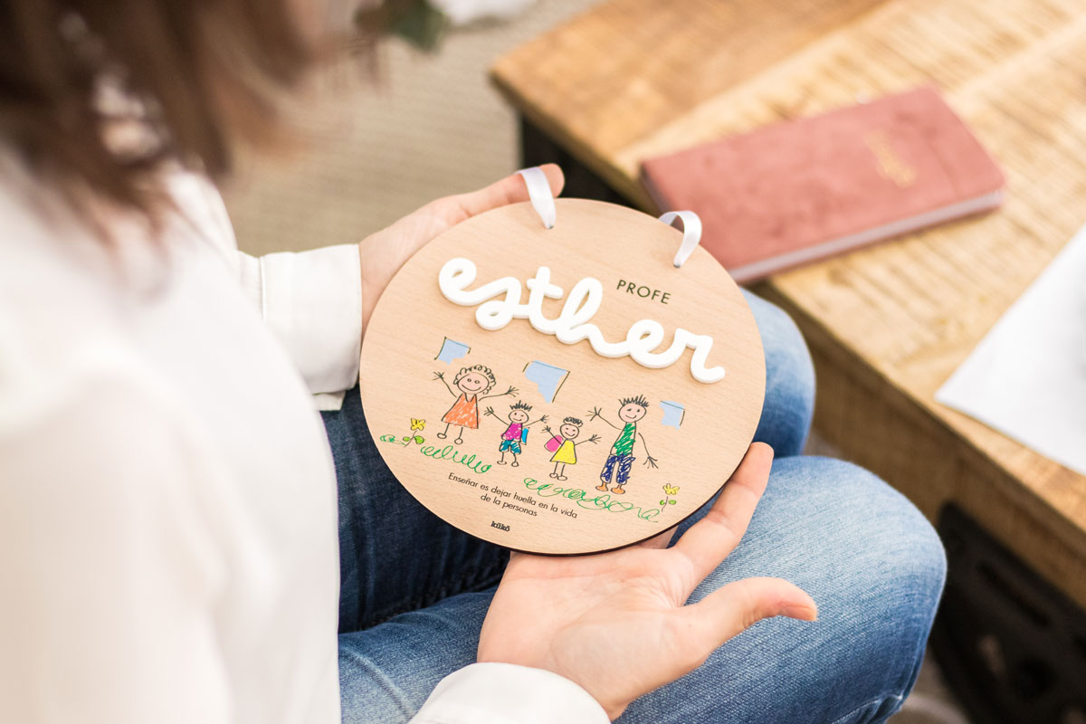 kuko-studio-placa-profe-color-TIPO1-relieve