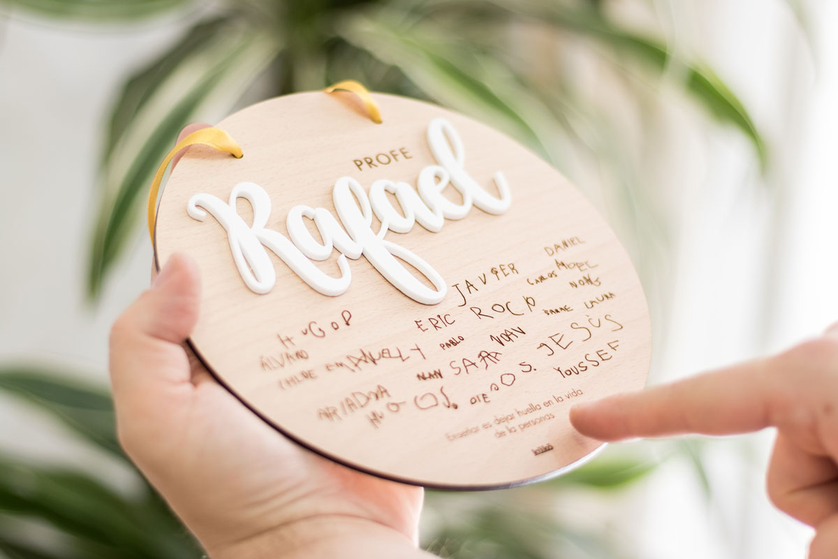 kuko-studio-placa-profe-rafael-Tipo2-detalle