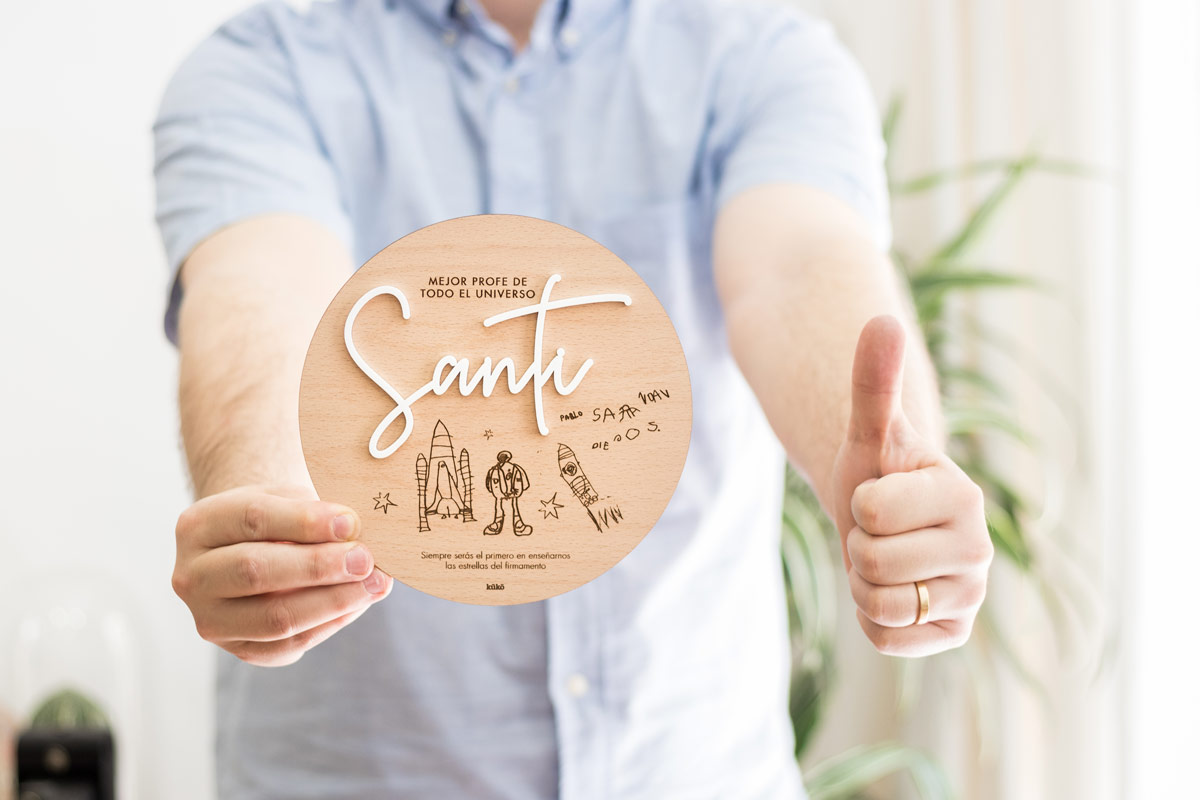 kuko-studio-placa-profe-santi-Tipo3