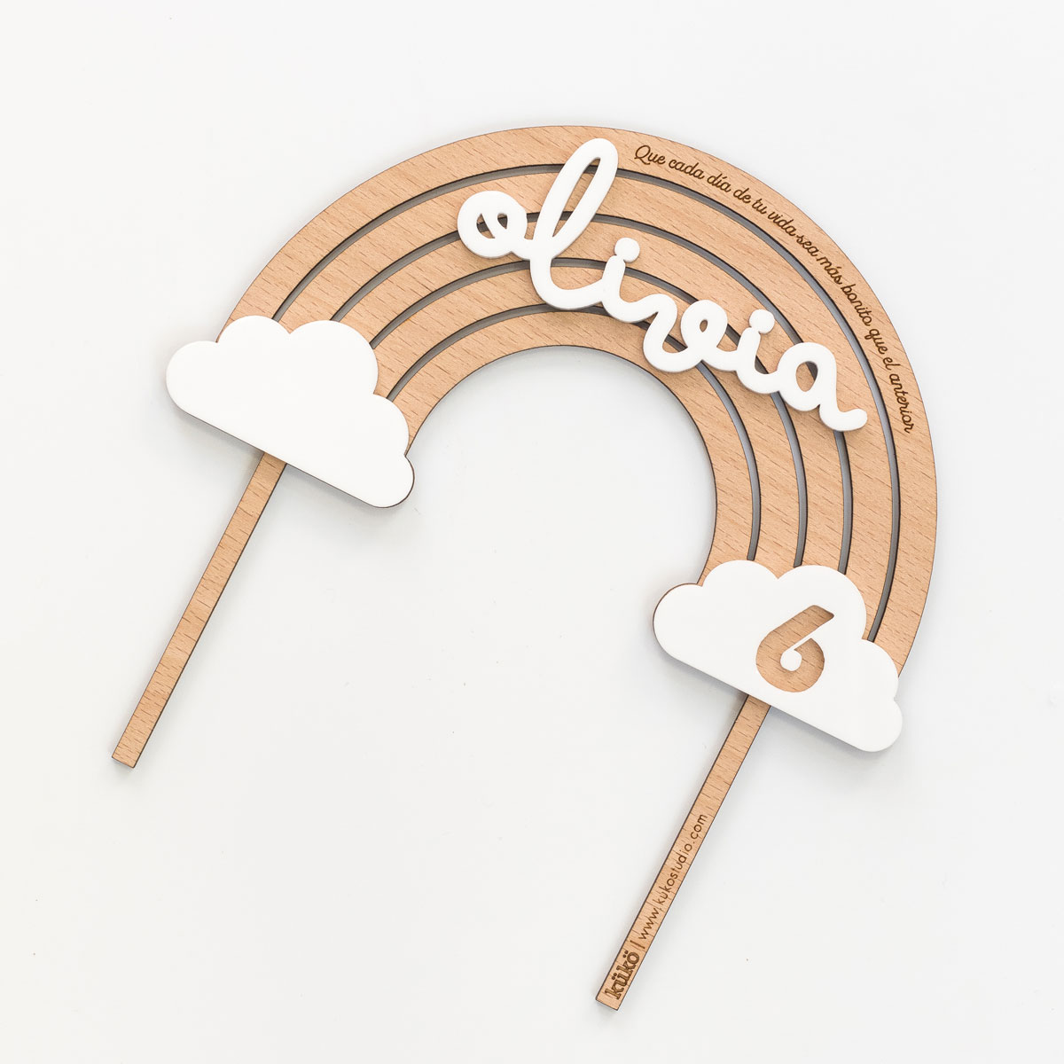 kuko-studio-cake-topper-arcoiris-relieve-madera-plano