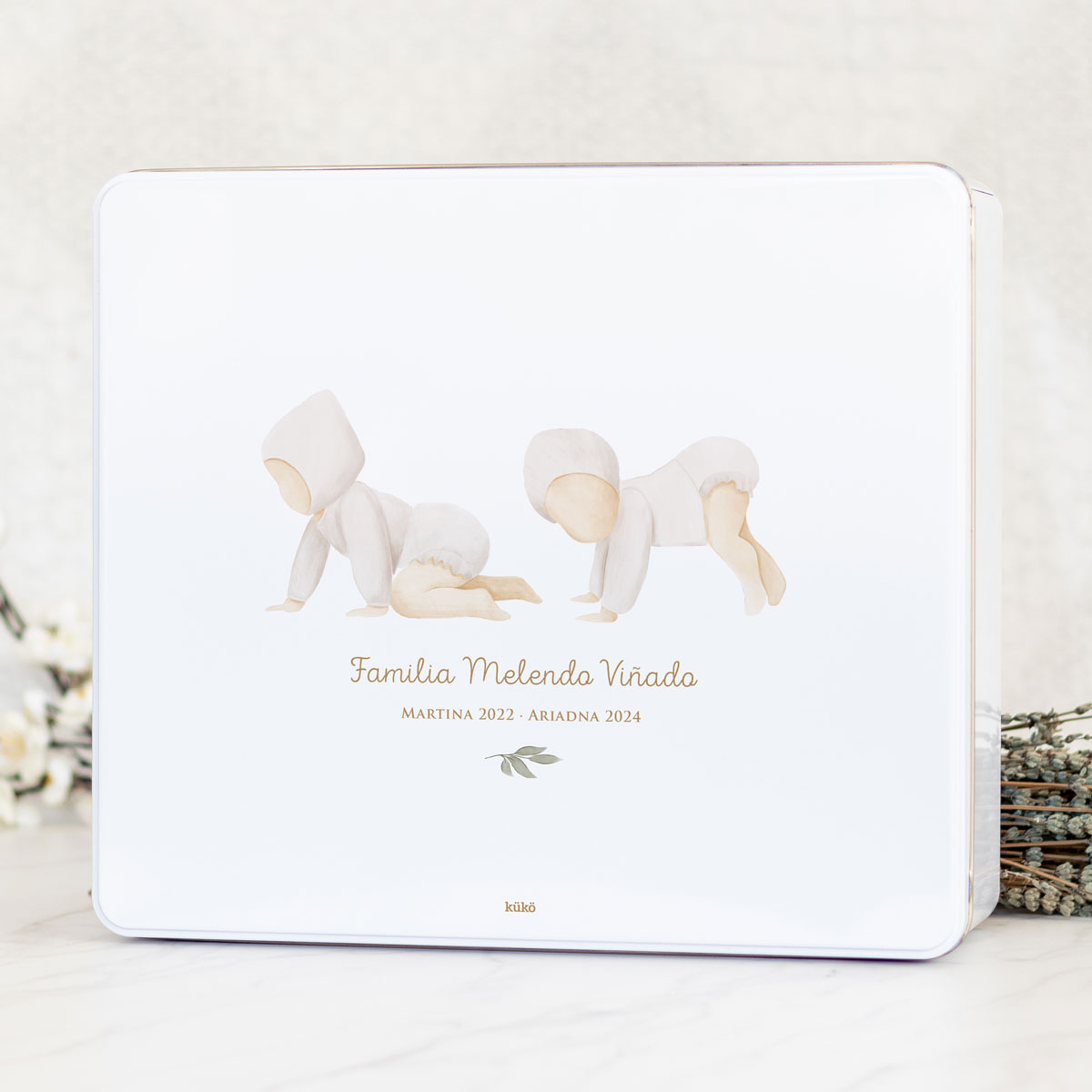 caja_metal_2Bebes_cursiva_hojas_kuko_studio-1200px
