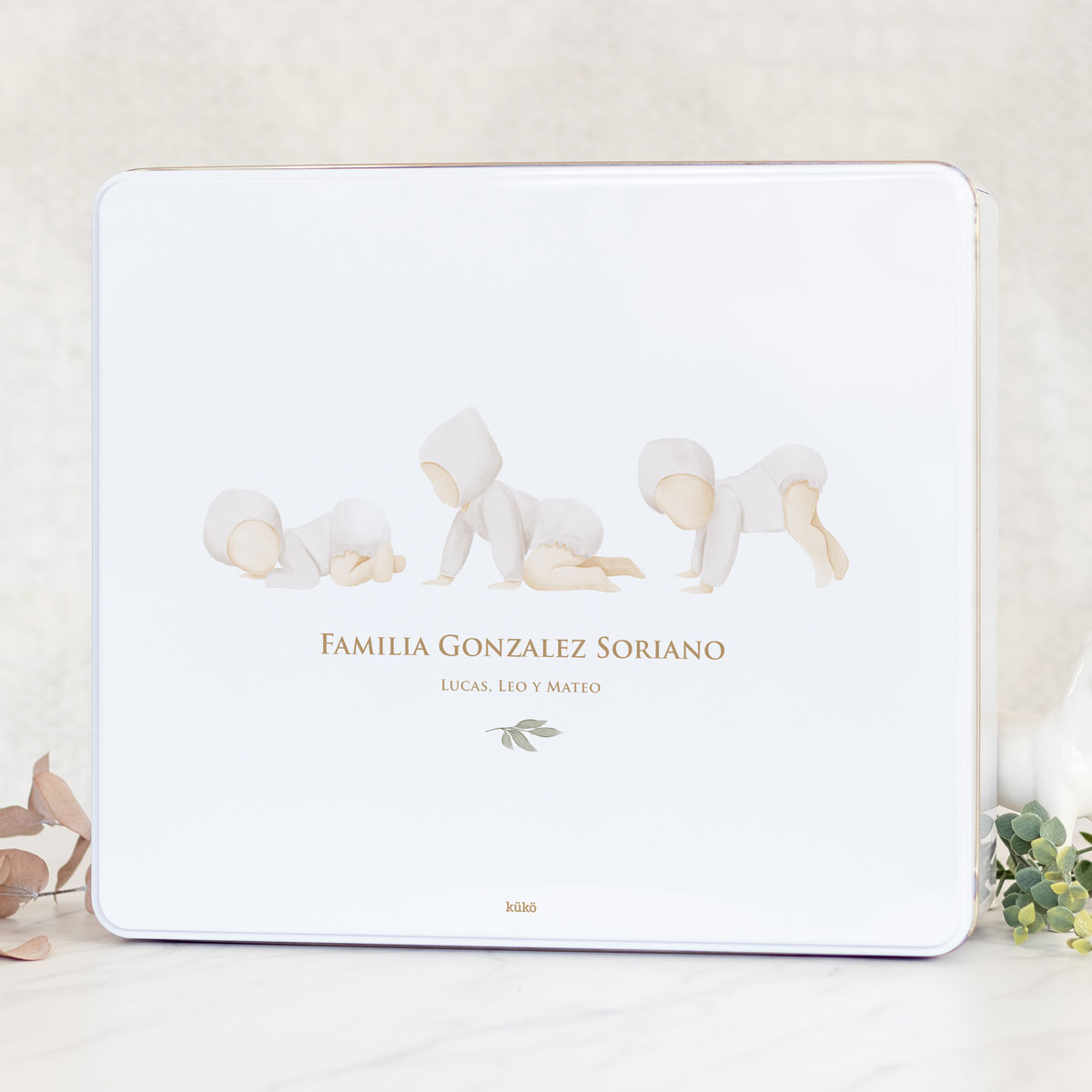 caja_metal_3Bebes_romana_hojas_kuko_studio-1200px
