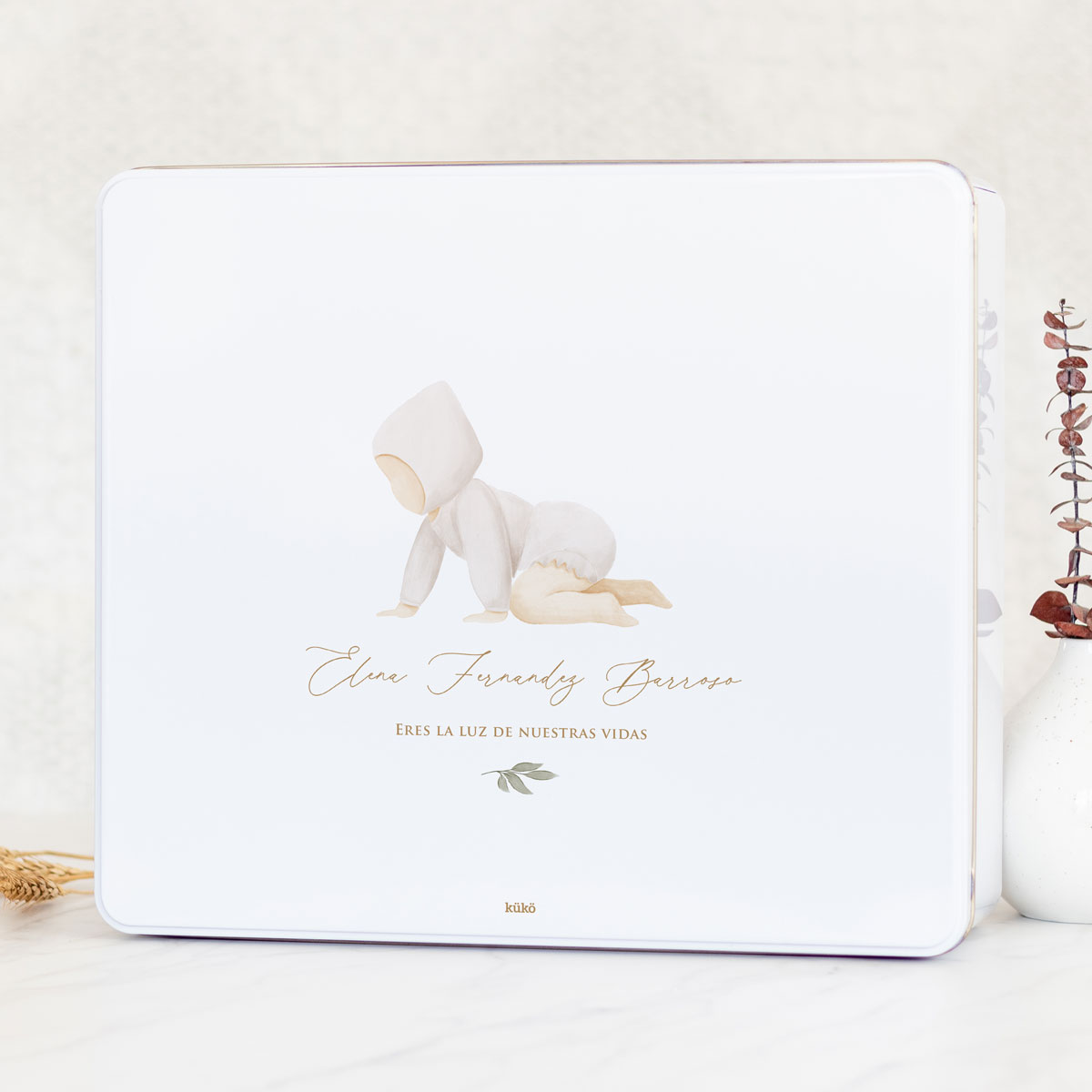 caja_metal_bebe_02_lettering_hojas_kuko_studio-1200px-2