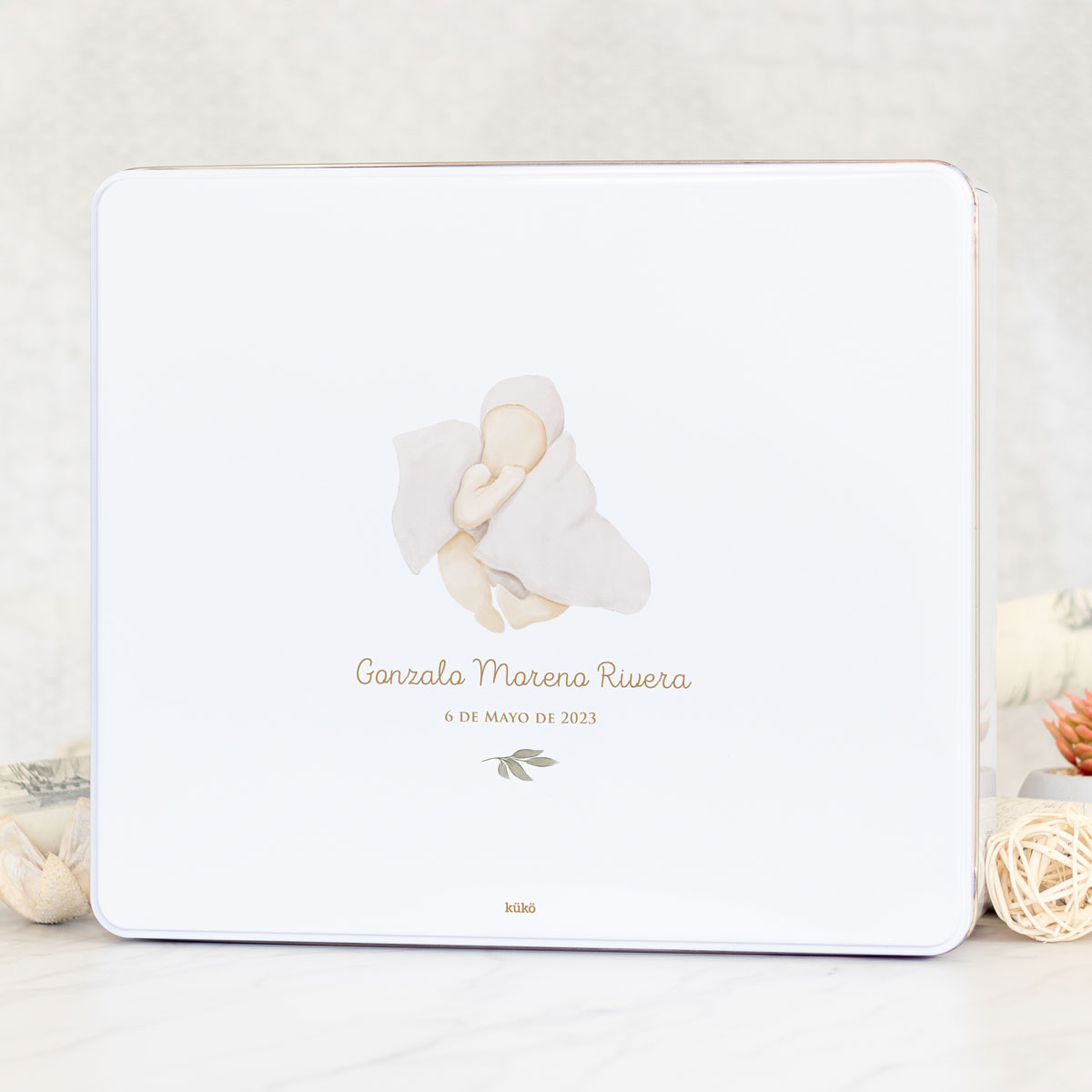 caja_metal_bebe_03_cursiva_hojas_kuko_studio-1200px-2