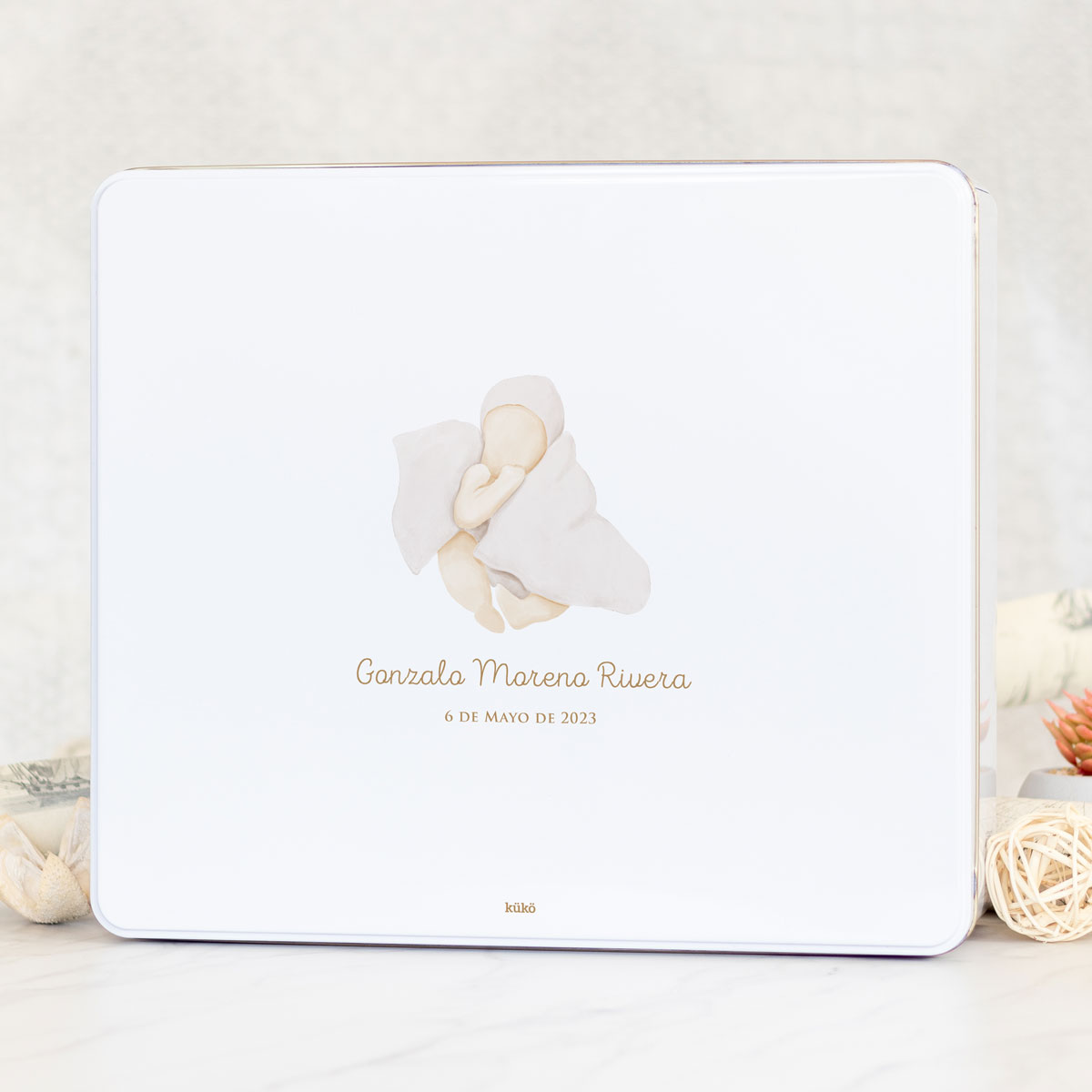 caja_metal_bebe_03_cursiva_kuko_studio-1200px-2