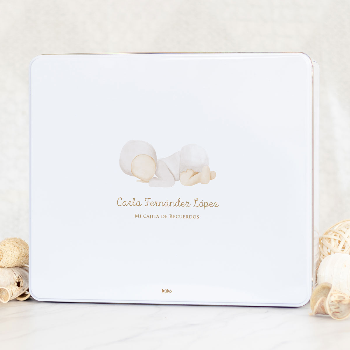 caja_metal_bebe_04_cursiva_kuko_studio-1200px-2