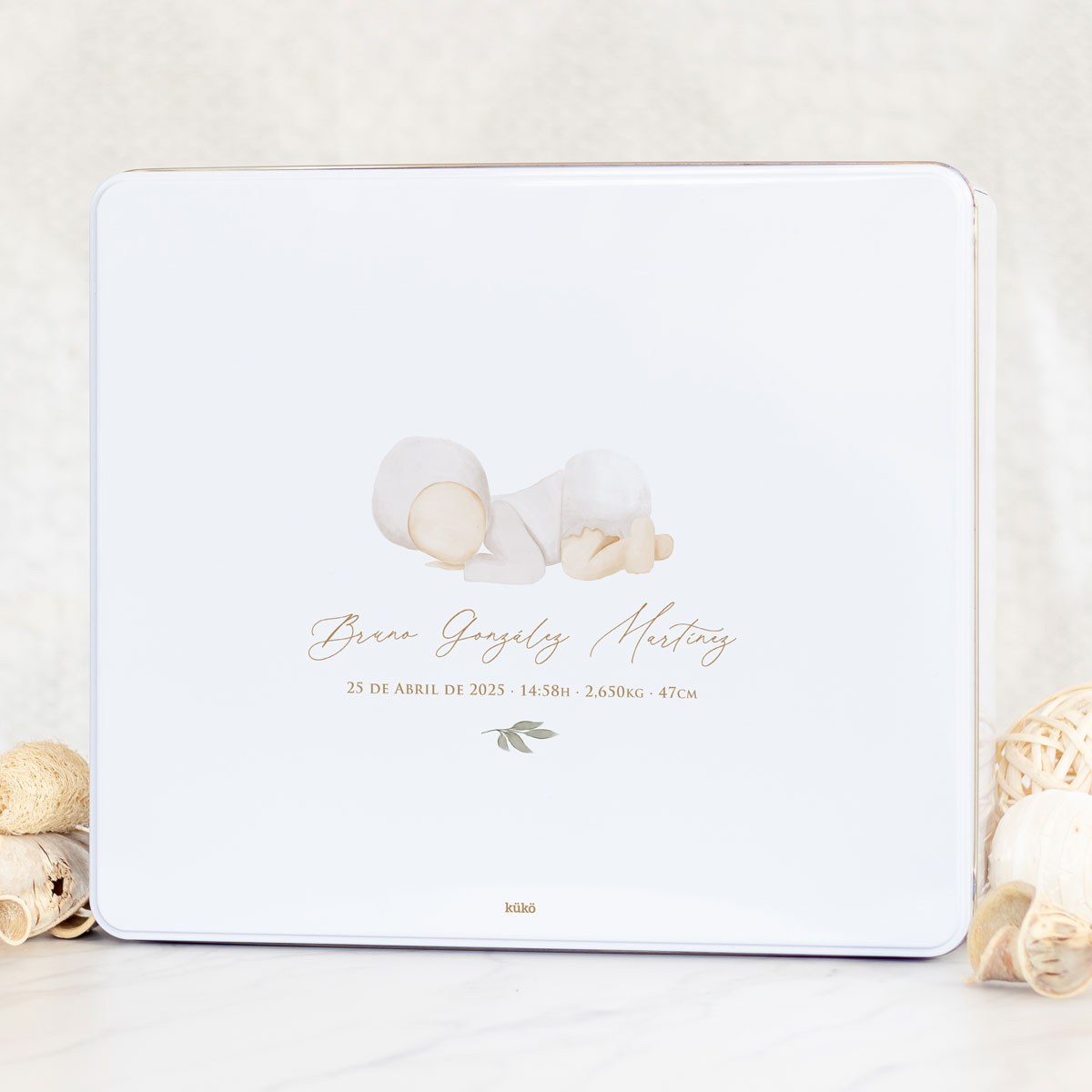 caja_metal_bebe_04_lettering_hojas_kuko_studio-1200px-2