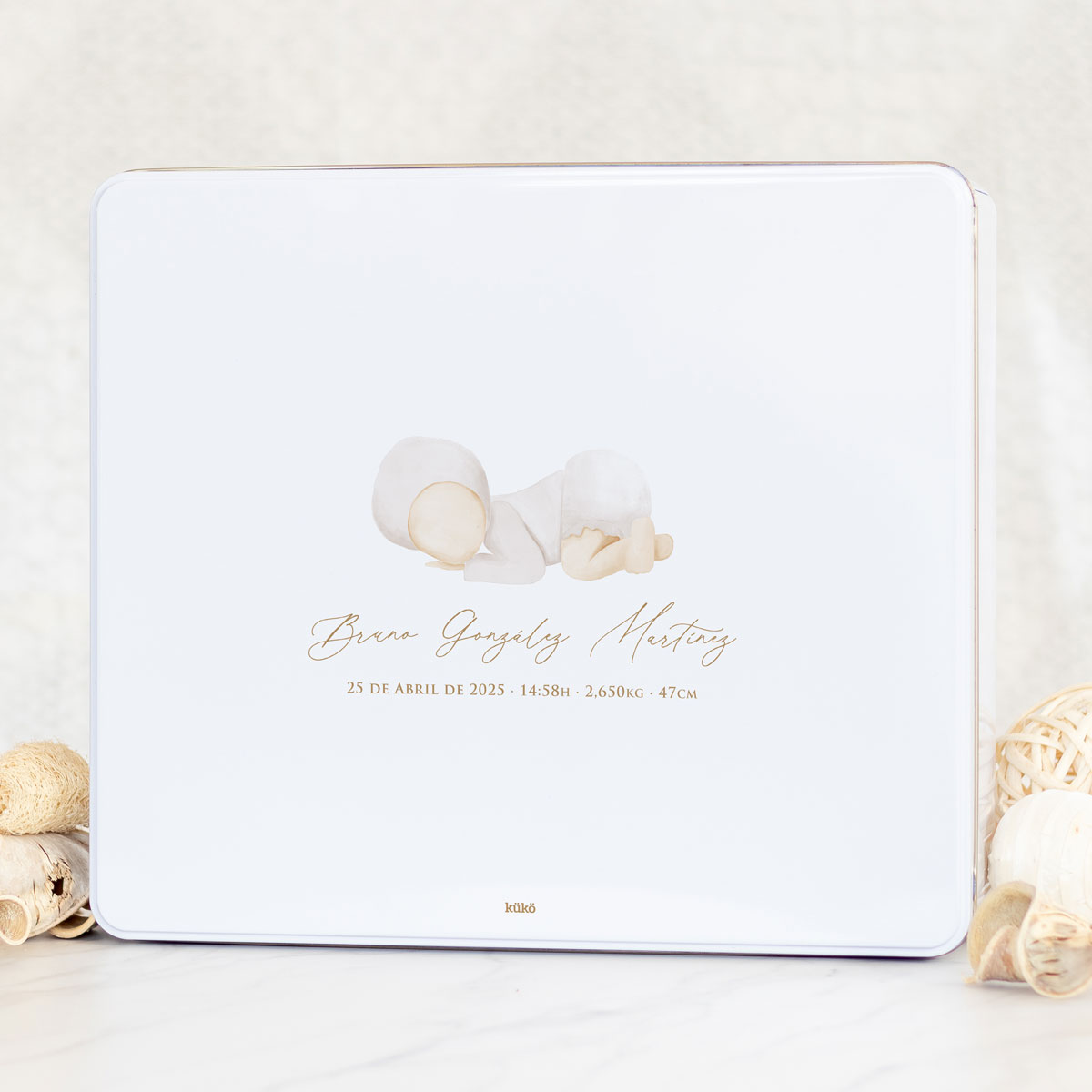 caja_metal_bebe_04_lettering_kuko_studio-1200px-2