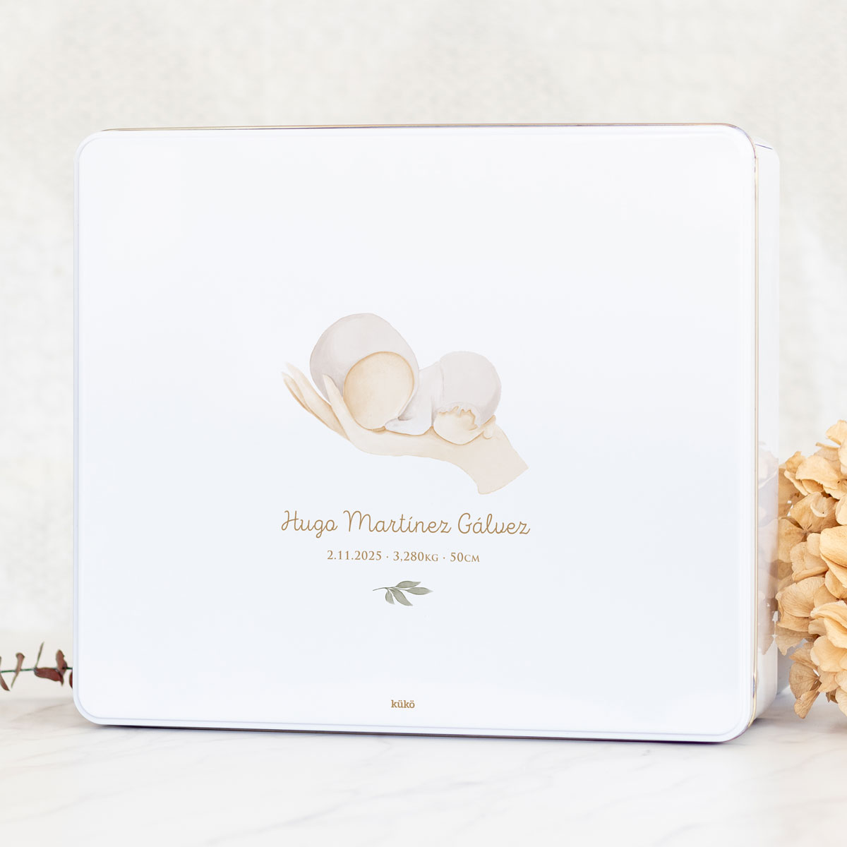 caja_metal_bebe_mano_cursiva_hoja_kuko_studio-1200px-2