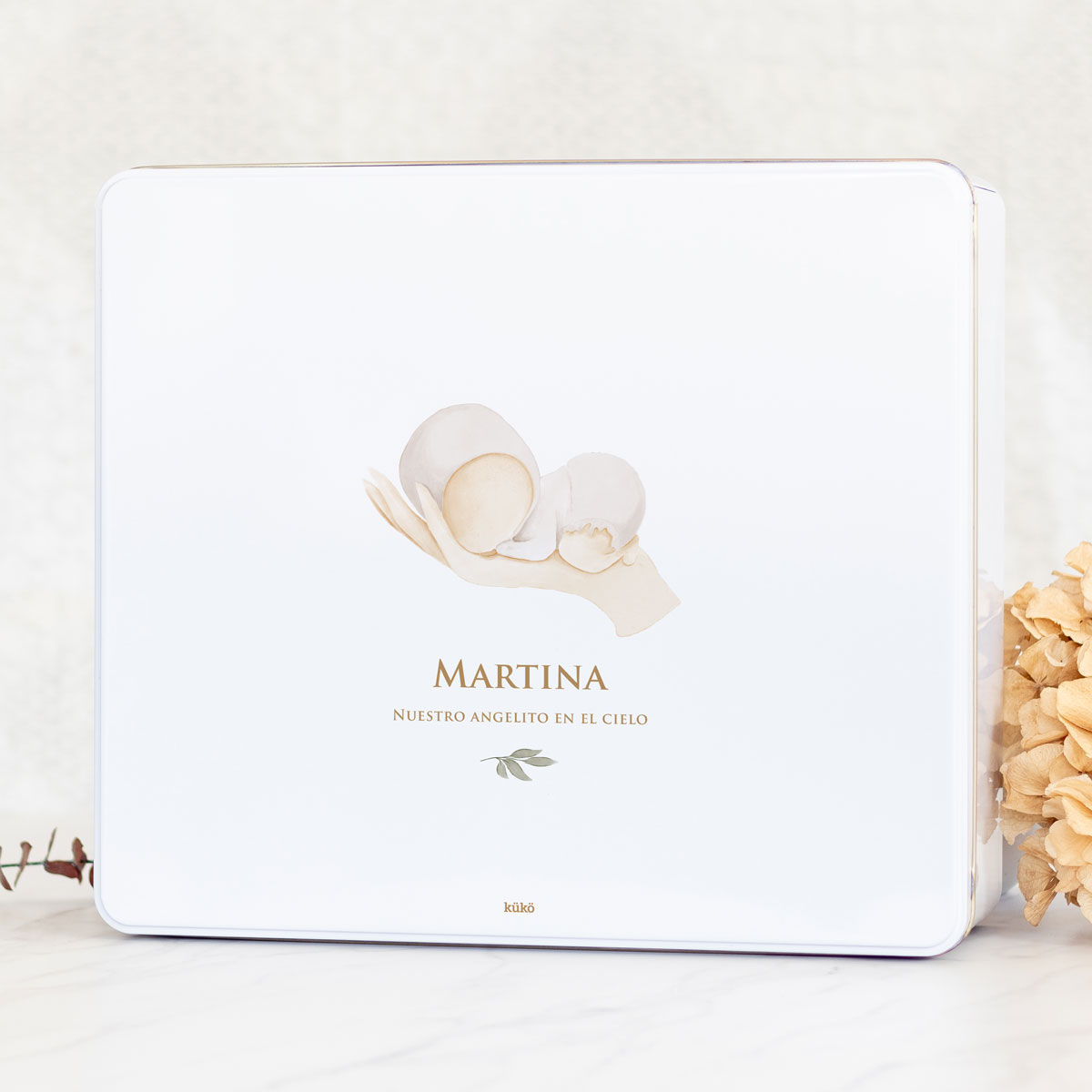 caja_metal_bebe_mano_romana_hoja_kuko_studio-1200px-2