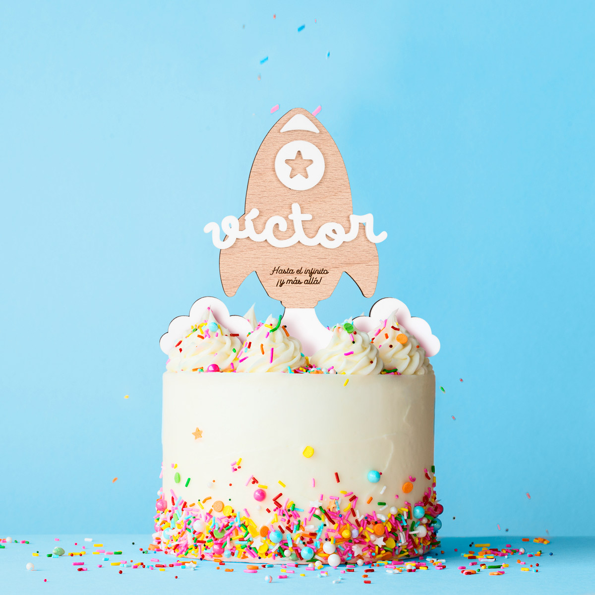 cake-topper-cohete-madera-azul-kuko-studio-pastel