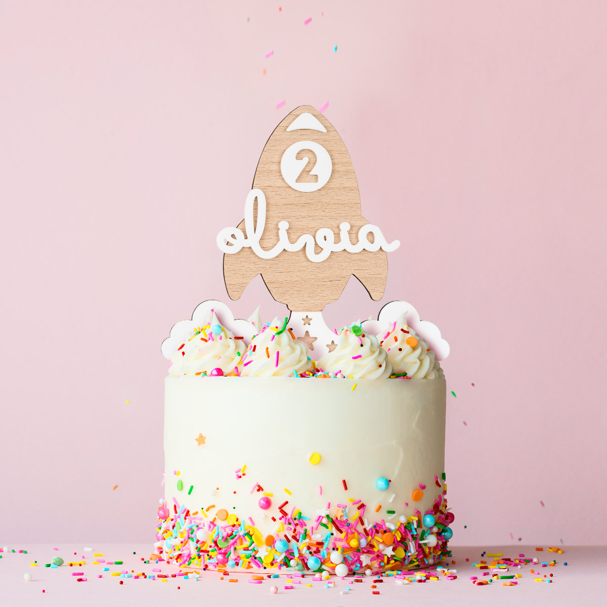 cake-topper-cohete-madera-rosa-kuko-studio-pastel