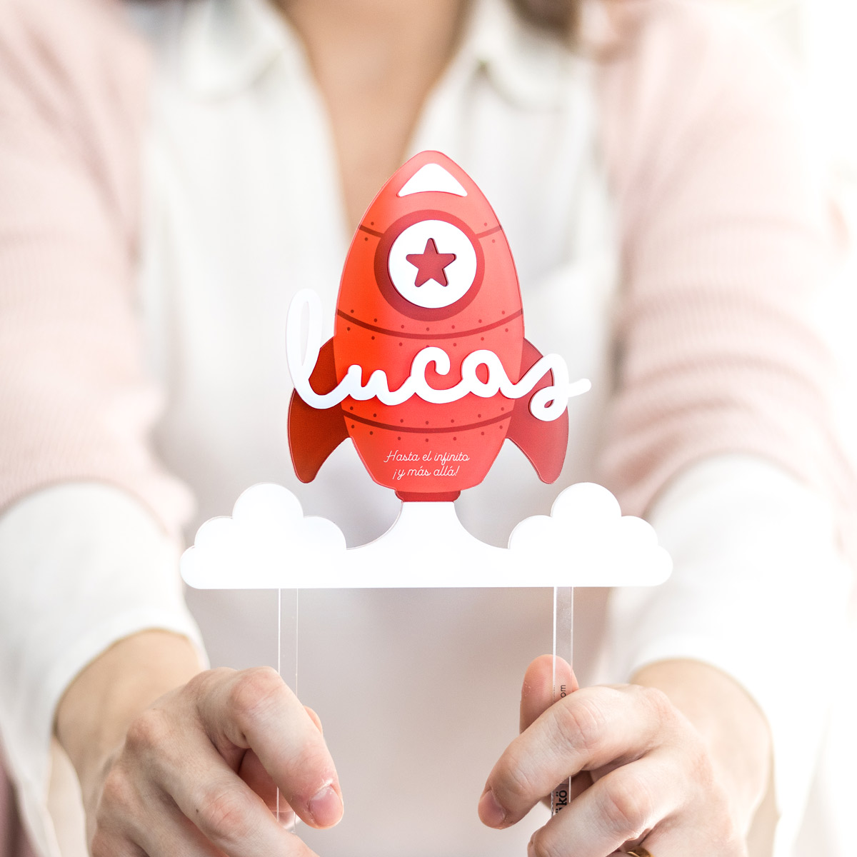 cake-topper-cohete-rojo-manos-frontal-kuko-studio