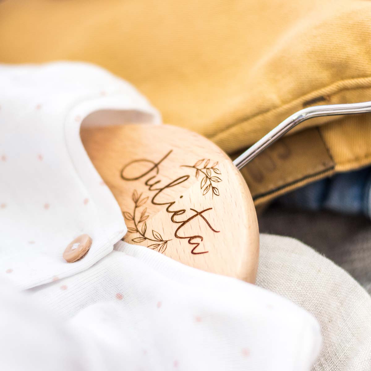 closeup-julieta-web-cuad Percha personalizada floral bebé