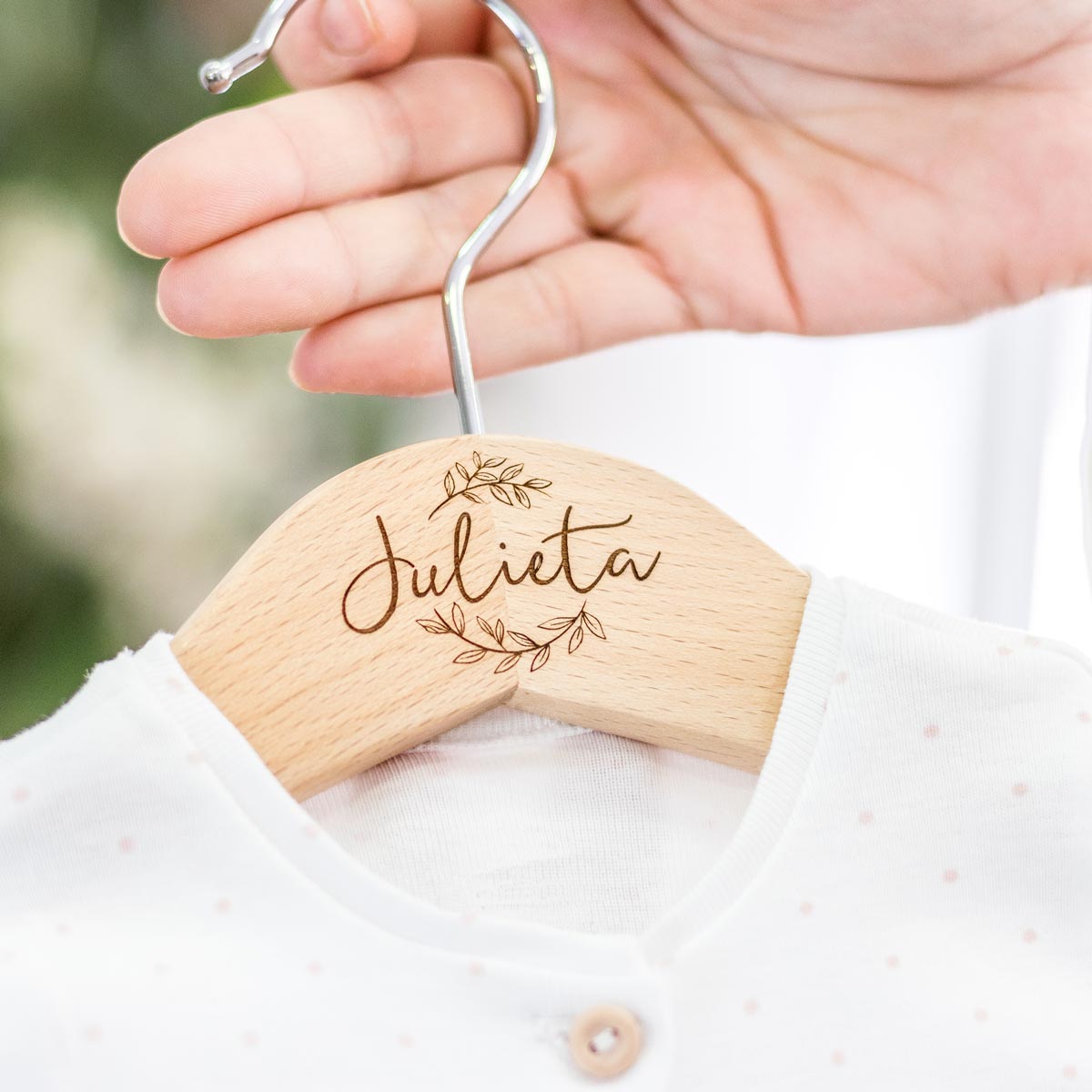 closeup-julieta2-web-cuad Percha personalizada floral bebé