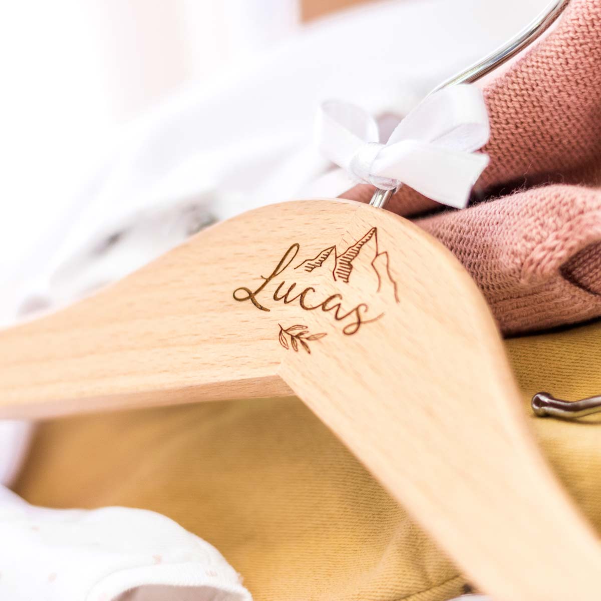 closeup-lucas-web-cuad Percha personalizada montañas bebé
