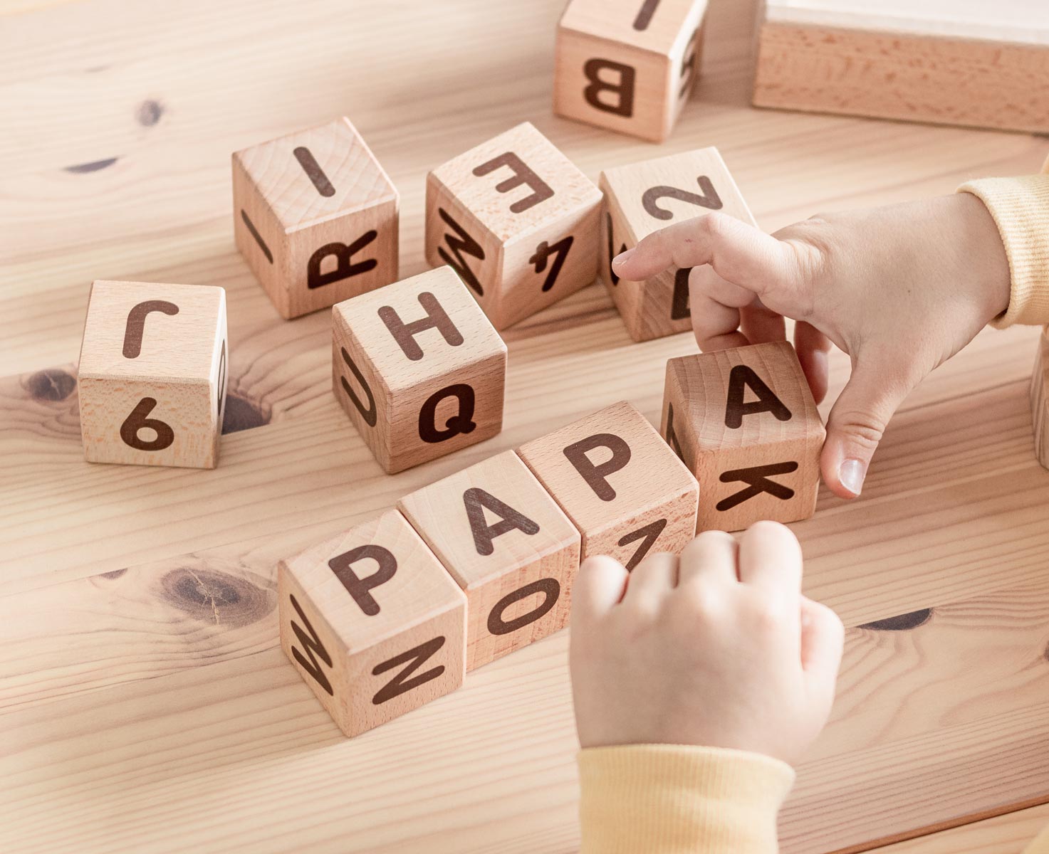 kuko-studio-cubos-abc-marron02-1200px