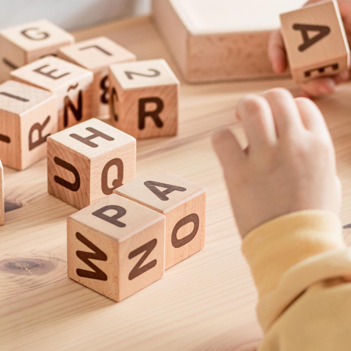 kuko-studio-cubos-abc-marron03-1200px