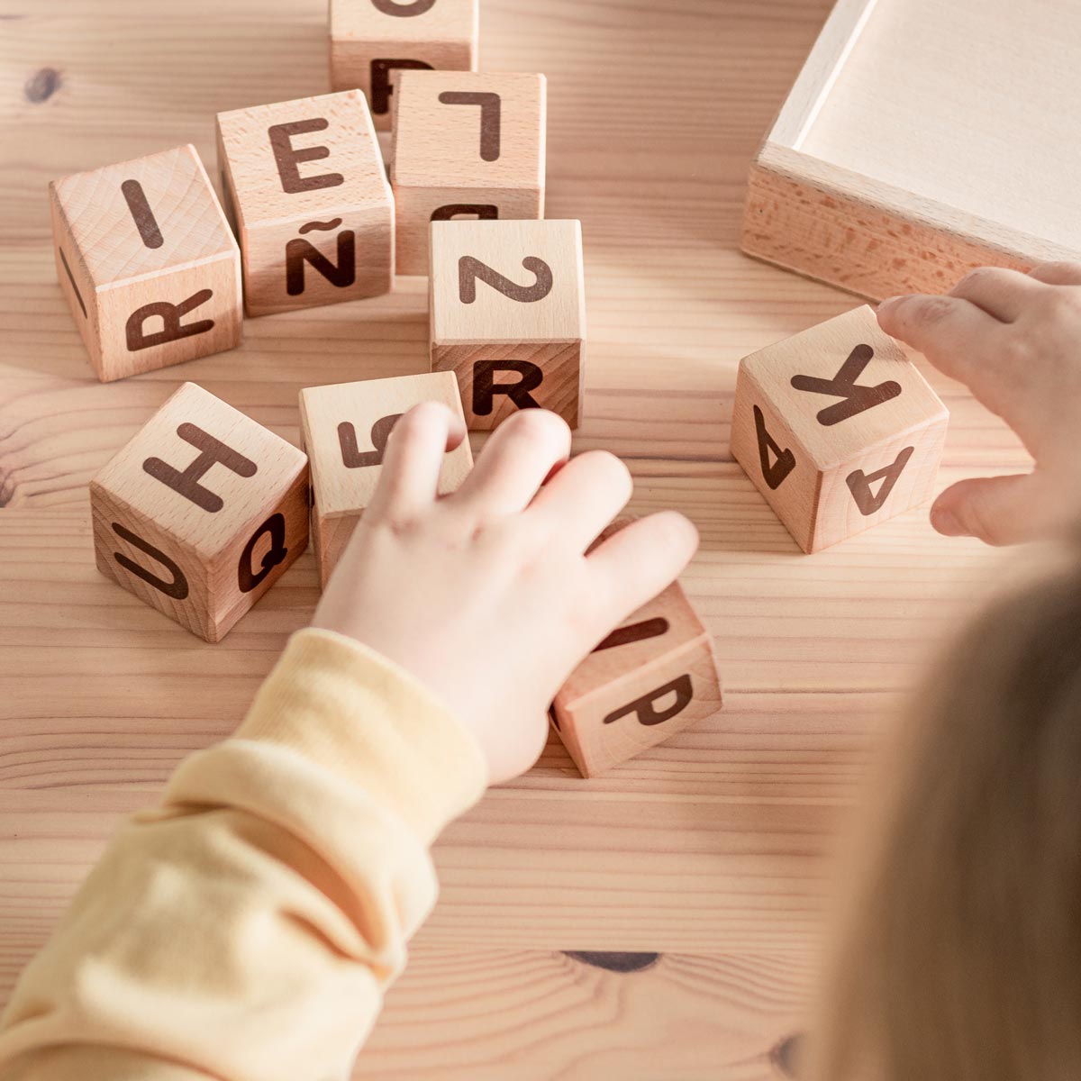 kuko-studio-cubos-abc-marron04-1200px