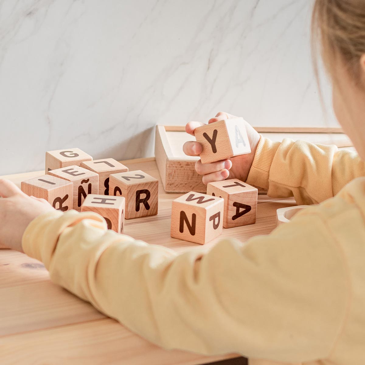 kuko-studio-cubos-abc-marron05-1200px