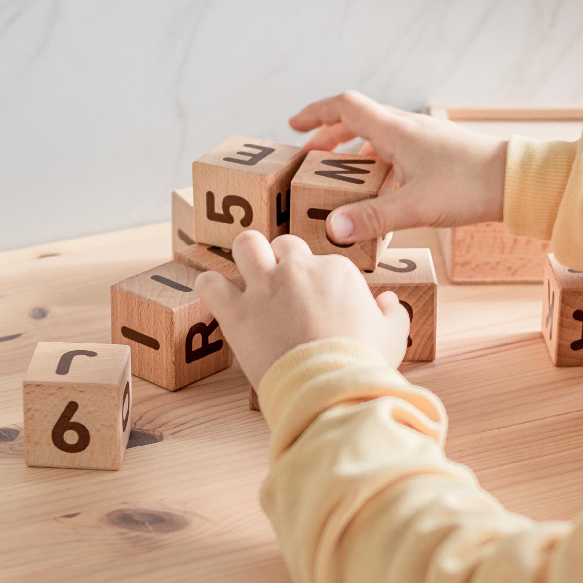 kuko-studio-cubos-abc-marron06-1200px