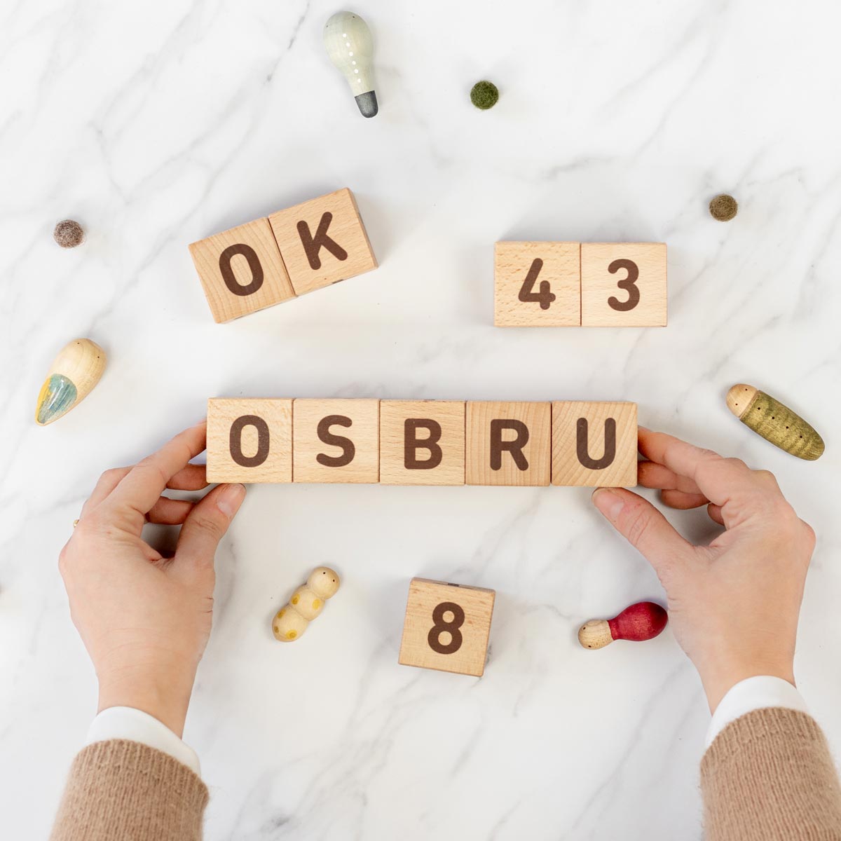 kuko-studio-cubos-abc-marron08-1200px