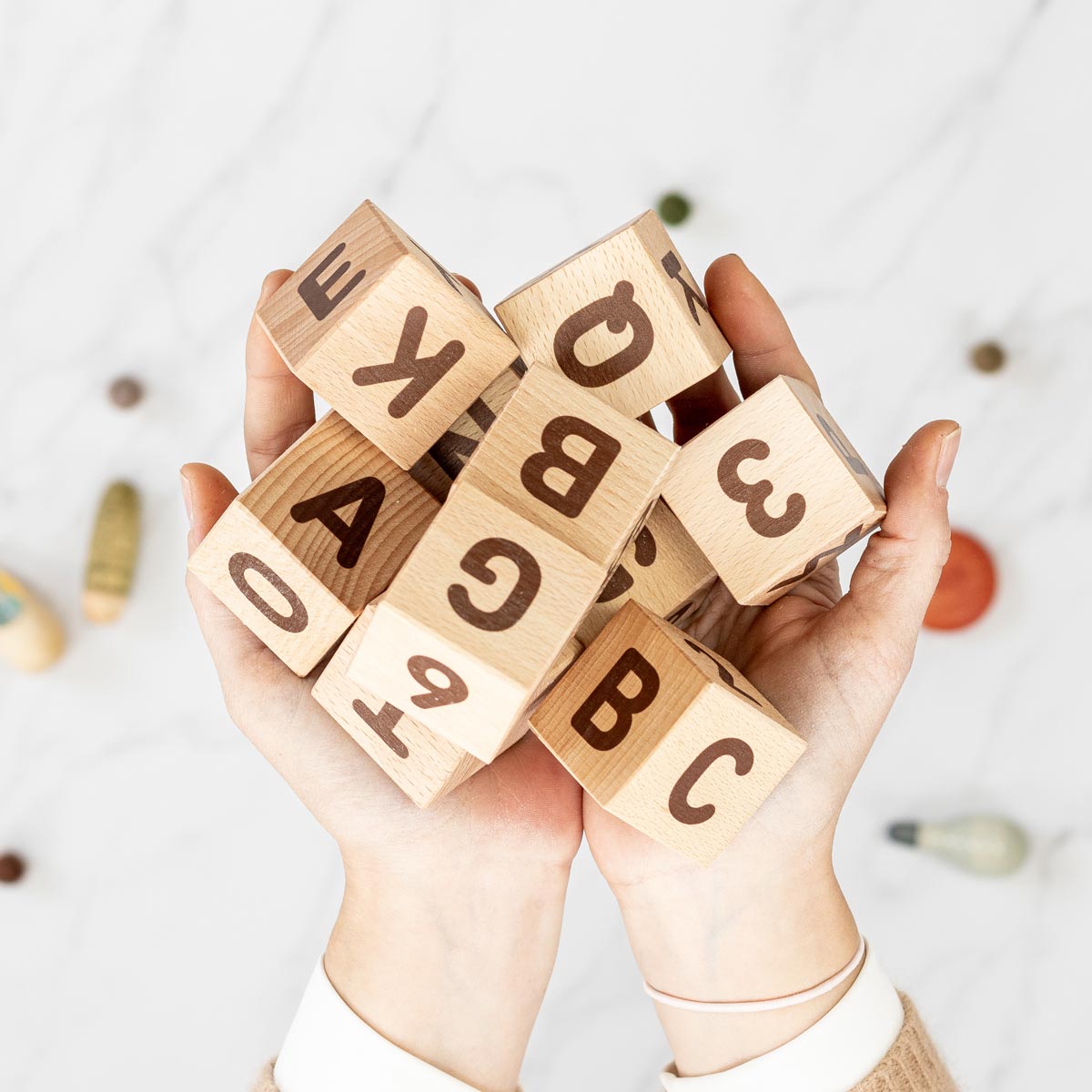 kuko-studio-cubos-abc-marron09-1200px