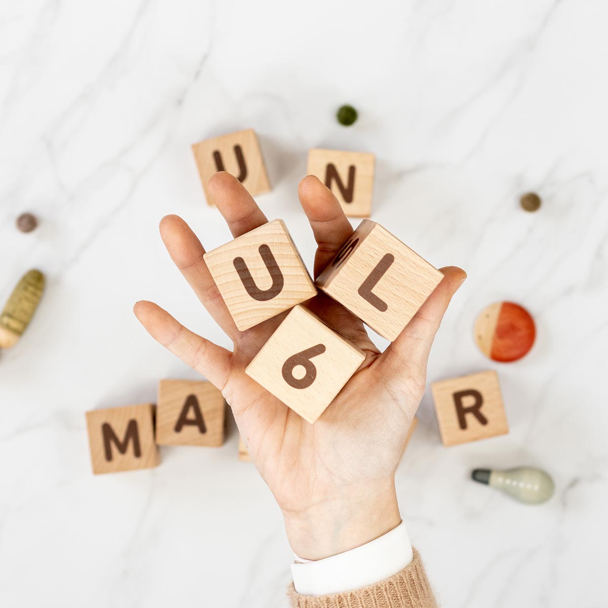 kuko-studio-cubos-abc-marron10-1200px