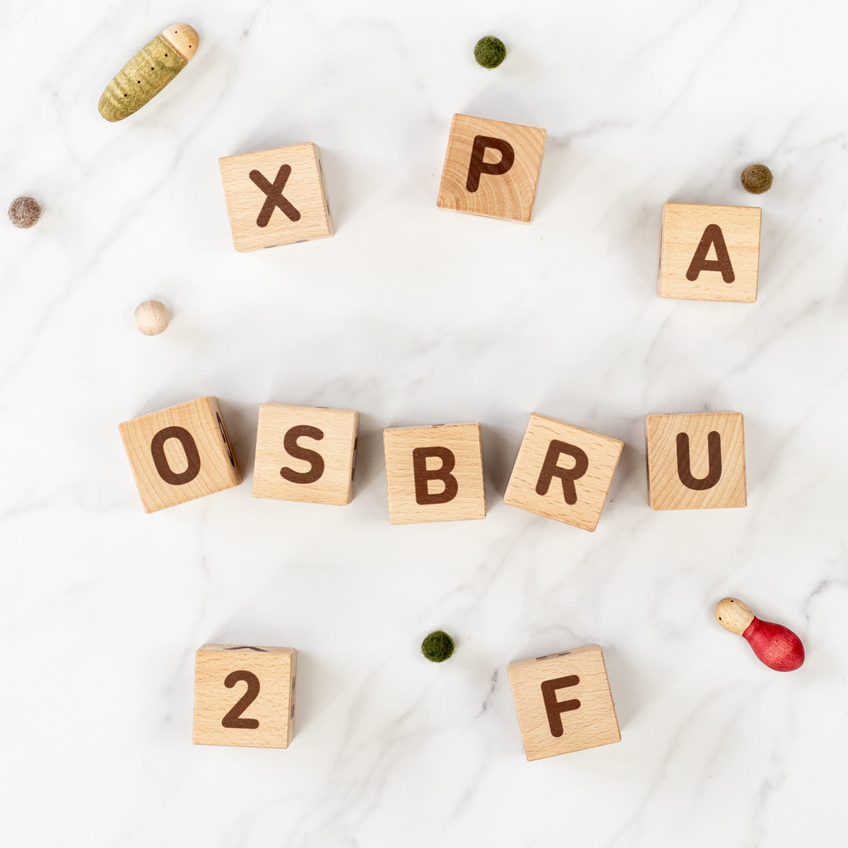 kuko-studio-cubos-abc-marron12-1200px