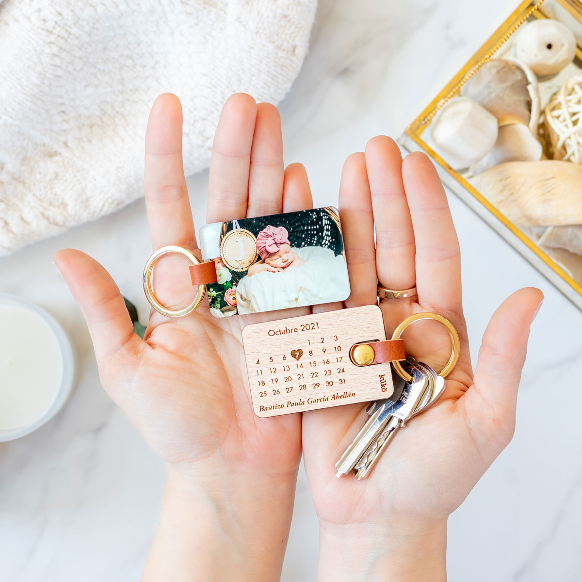 kuko-studio-llavero-bautizo-acrilico-manos