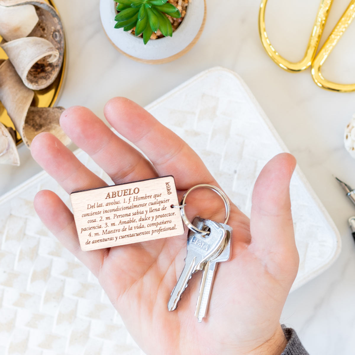 kuko-studio-llavero-definicion-abuelo-mano