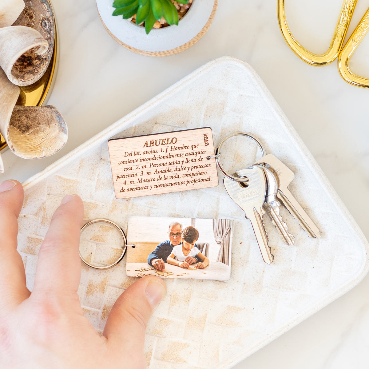 kuko-studio-llavero-definicion-abuelo-mano2