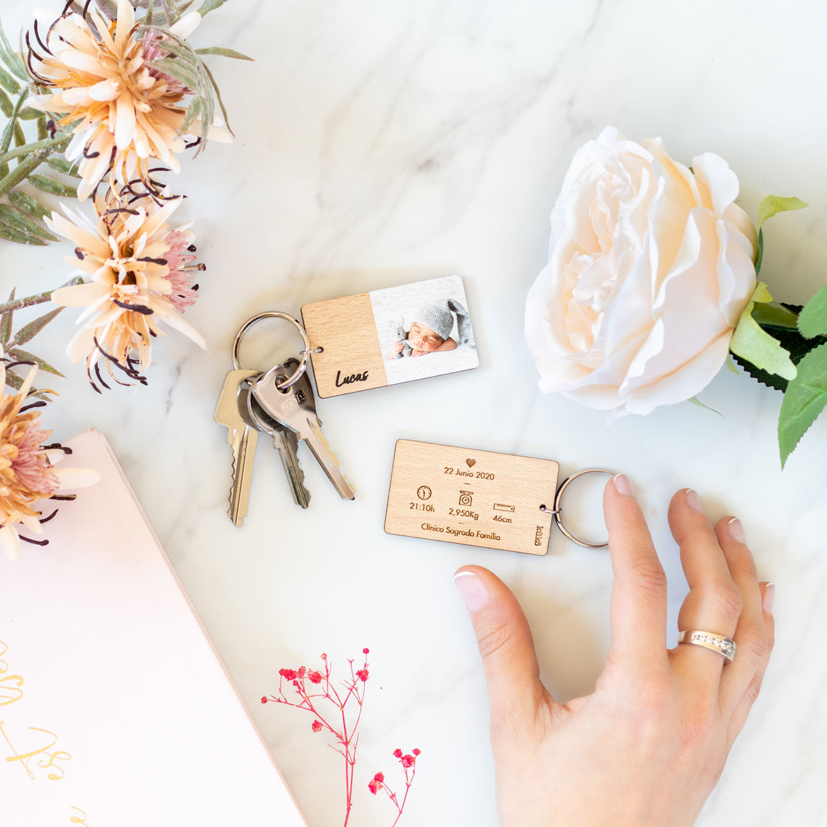 kuko-studio-llavero-nacimiento-madera-escala