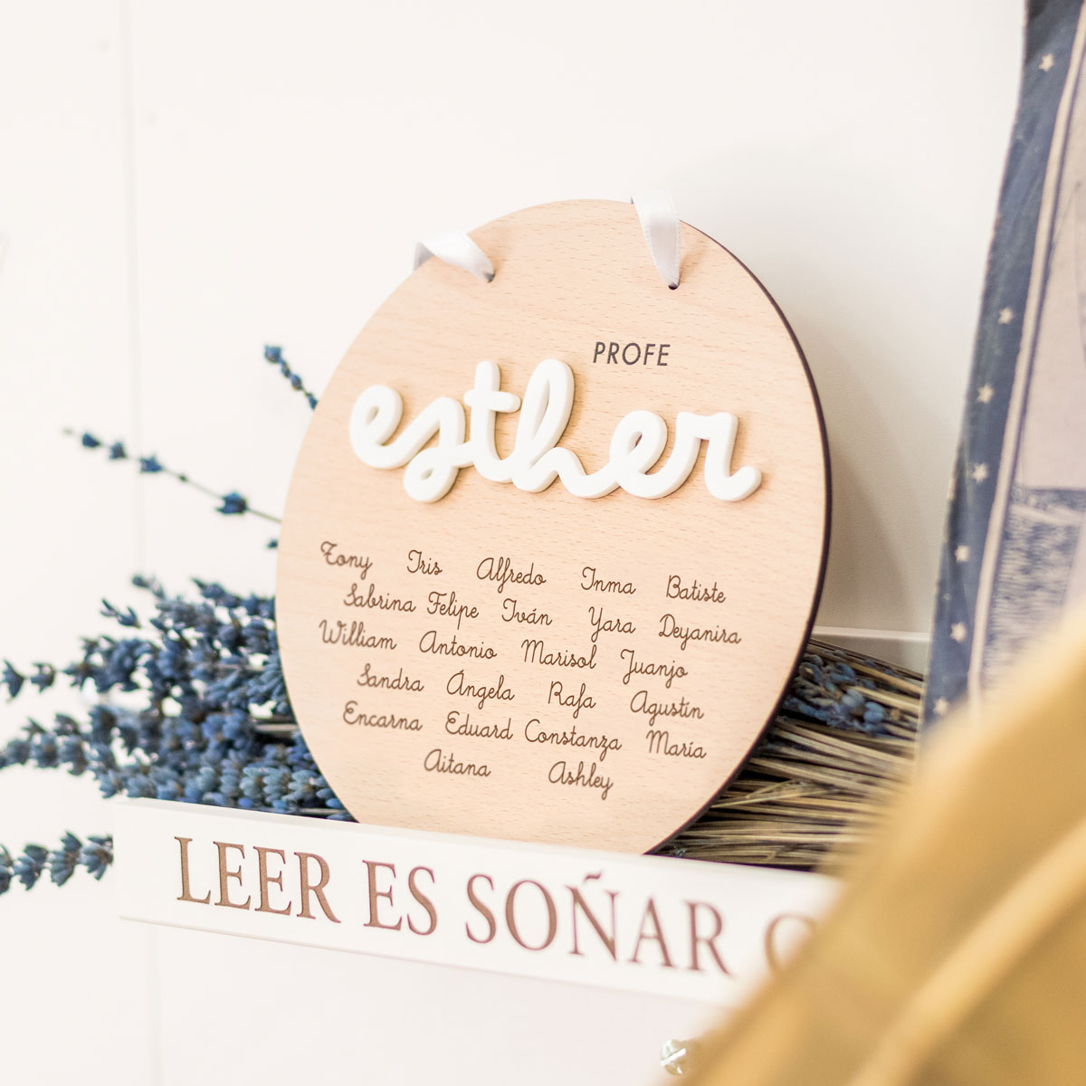 kuko-studio-placa-profe-nombres-mediana-escolar-1200