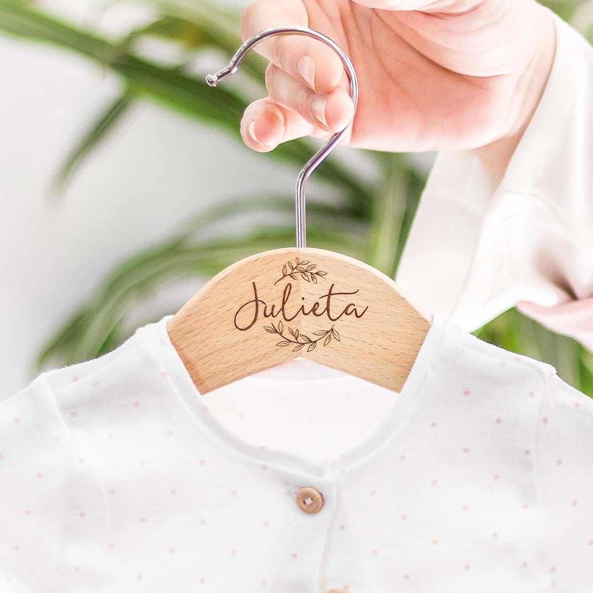 percha-julieta-web-cuad Percha personalizada floral bebé