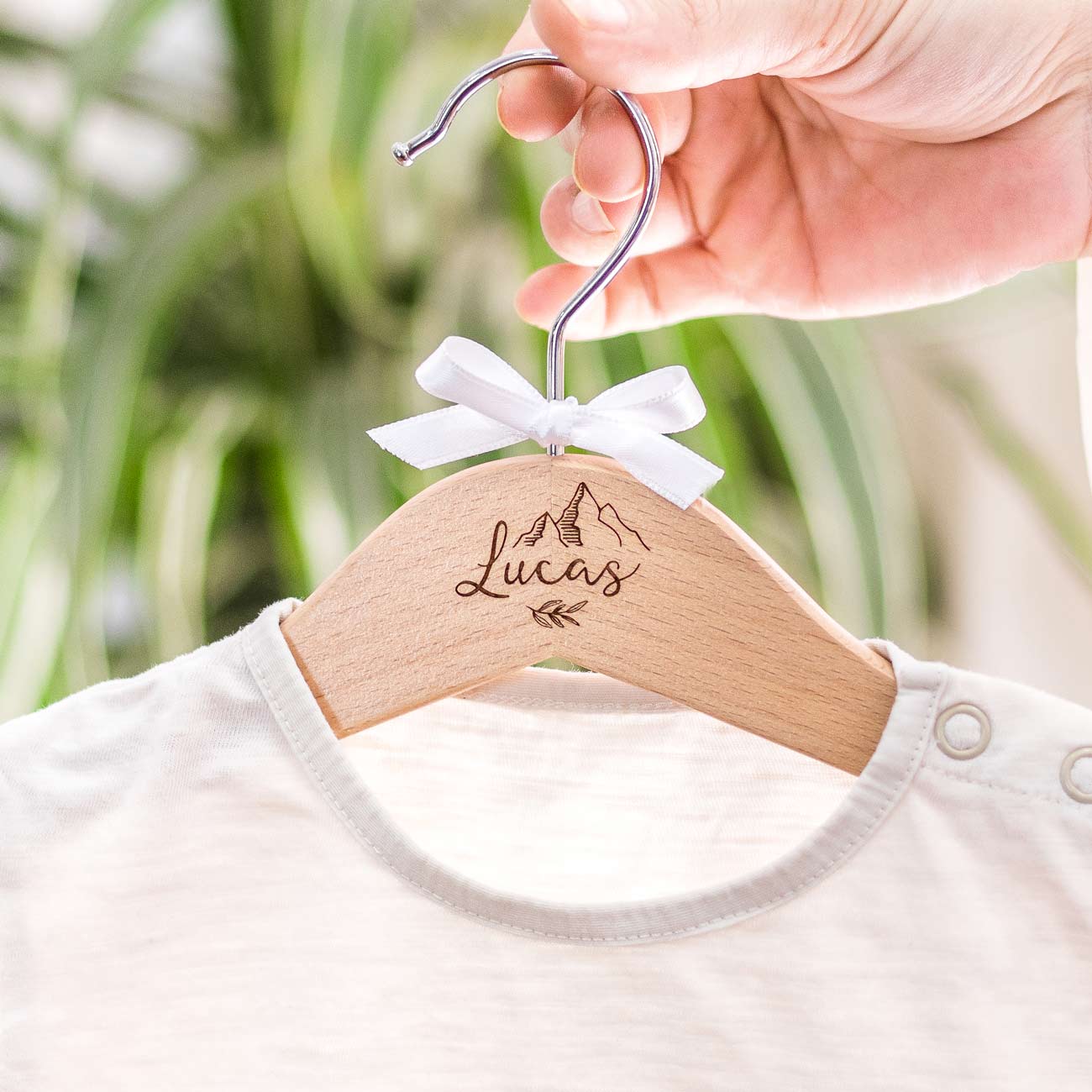 percha-mano-lucas-cuad Percha personalizada floral bebé