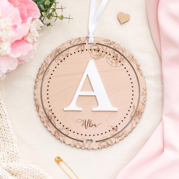 Placa con inicial floral