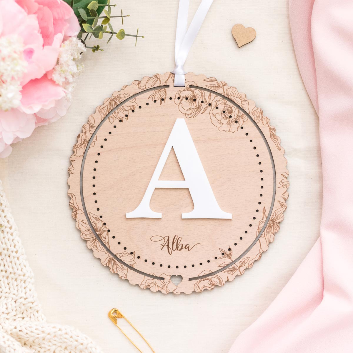 placa_inicial_floral-kuko_studio-grande-colgante.jpg Placa con inicial floral