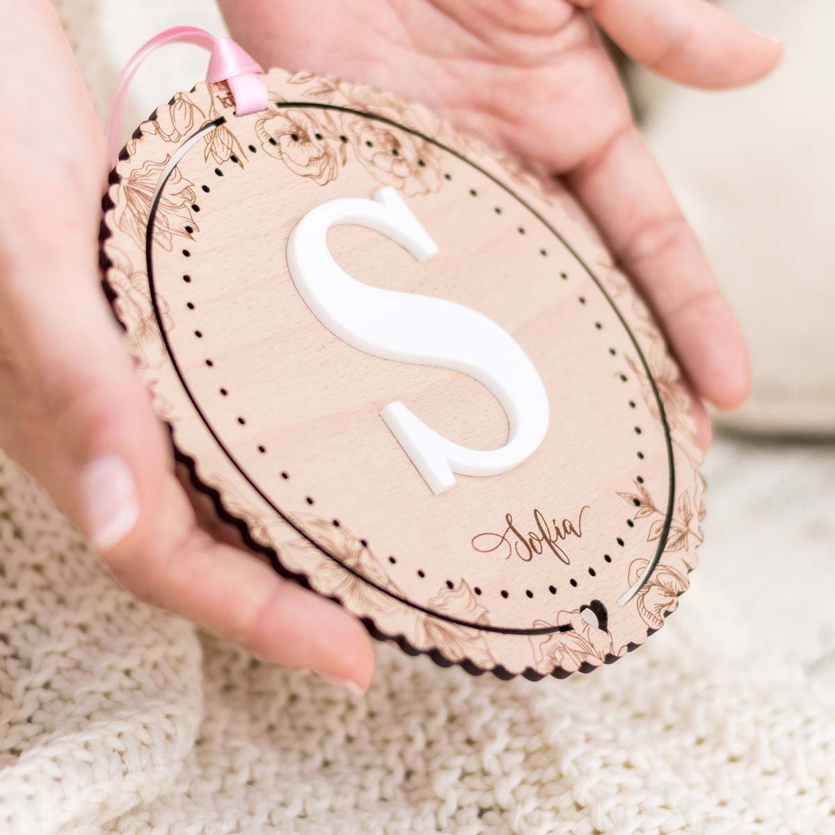 placa_inicial_floral-kuko_studio-pequena-colgante-closeup