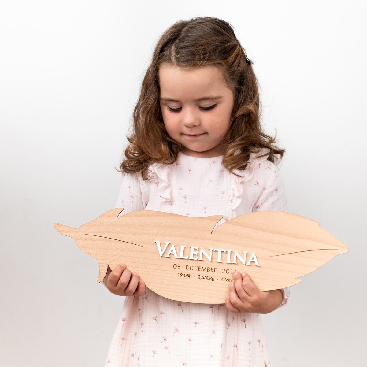 pluma_nacimiento_RELIEVE-MAYUSCULAS-kuko_studio-2