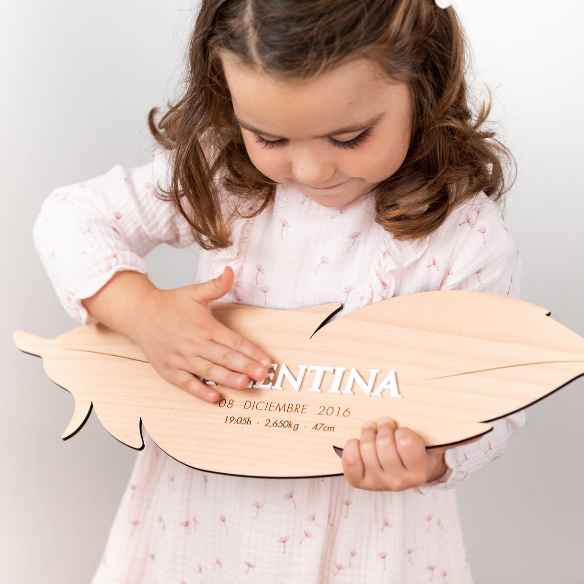 pluma_nacimiento_RELIEVE-MAYUSCULAS-kuko_studio-3